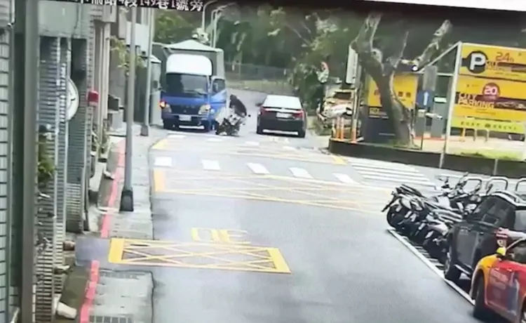 小貨車違規停在紅線上卸貨。翻攝畫面