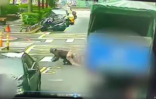 違停還不注意！貨車駕駛莽撞開門　擊落無辜騎士害他斷腿