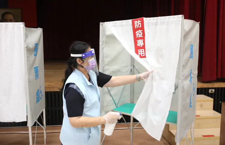 進入投票所若有發燒狀況，將被引導至防疫通道，並使用防疫圈票處。