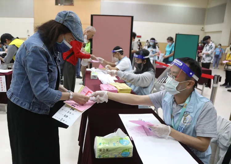 進入投票所，不能穿戴有候選人或政黨相關資訊的競選衣物、帽子、徽章及口罩。資料照片