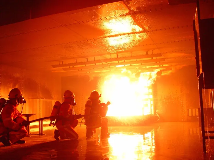 火場中無線電通訊是必要工具之一。消防局提供