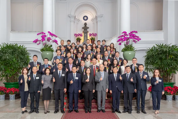 蔡英文及得獎人合照。總統府提供