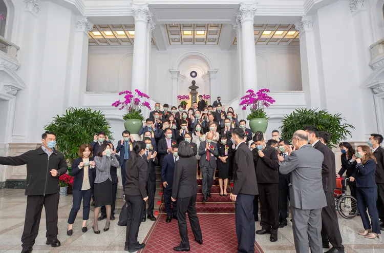 蔡英文今在府內接見國內及海外華人創業楷模暨創業相扶獎得獎人。總統府提供