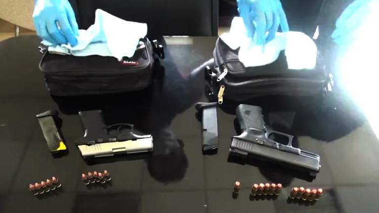 警方查獲二把手槍。警方提供