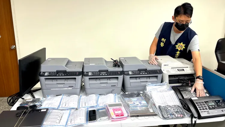 警方清出大批電腦主機，統計地下金流高達15億元。警方提供