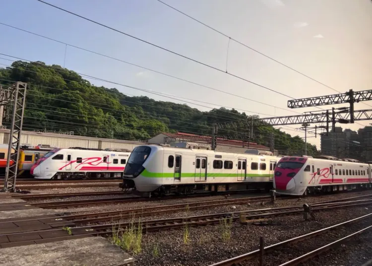台鐵今加開2列EMU900型區間車，協助分散上班通勤旅客。示意圖/台鐵提供