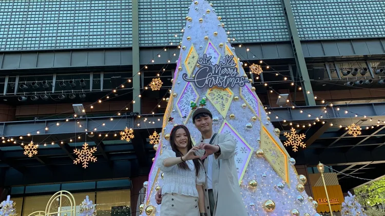 台中新光三越十米金燦聖誕樹下午才亮相就吸引大批民眾前往拍照打卡。曾雪蒨攝