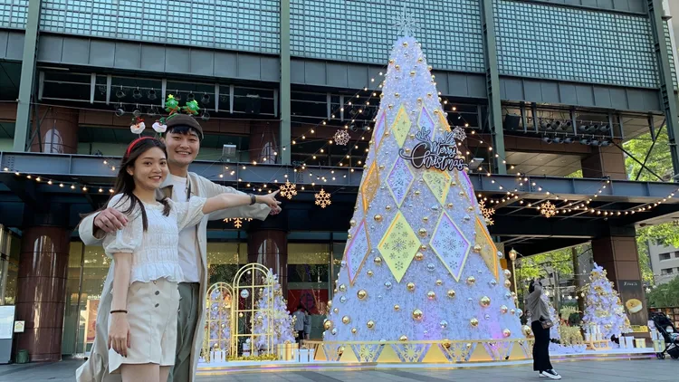 台中新光三越10米高金白色聖誕樹亮相，搭配現場播放聖誕歌曲，宛如聖誕節到來。曾雪蒨攝