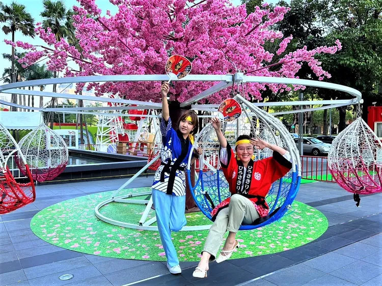 大遠百迎聖誕則是打造一座櫻花旋轉網美椅，要讓網美宛如到日本過聖誕。大遠百提供