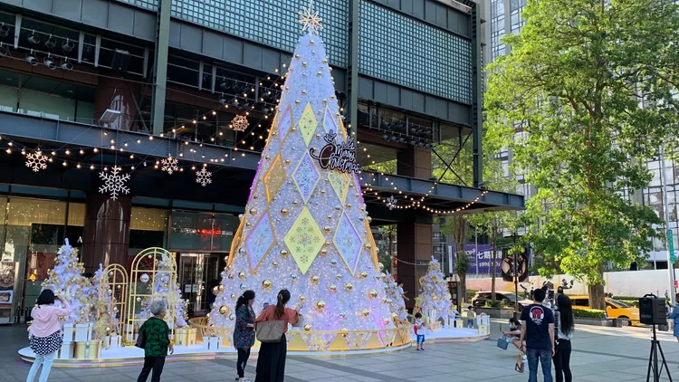 台中新光三越迎接聖誕，打造一片白色與金色結合的耶誕城，吸引許多親子戀人搶拍照。曾雪蒨攝