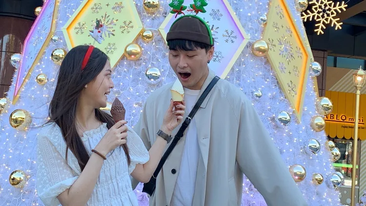 台中新光三越結合國家歌劇院、台中捷運七大耶誕打卡場景，推出打卡七個耶誕場景限量兌換日本北海道冰淇淋。曾雪蒨攝