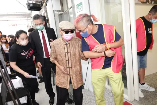 專訪|李炳輝妻嘆夫尾牙零邀約 見蕭敬騰寒冬送來保暖衣物痛哭失聲