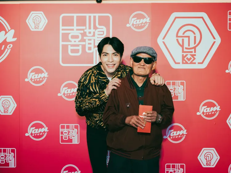 蕭敬騰在春酒時邀約李炳輝同歡。翻攝喜鵲娛樂臉書