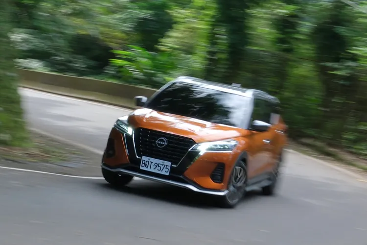 適中的方向盤輔助力道，以及偏向舒適但不軟腳的避震阻尼設定，Kicks其實整體帶來相當協調的操控氛圍。陳志淵攝