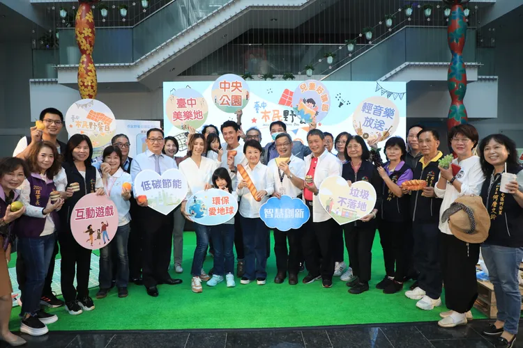 盧秀燕今宣布市民野餐日12月3日上午8時開放第二波揪團報名，將加碼贈送300組野餐墊。台中市政府提供