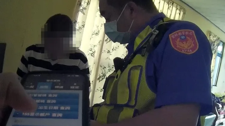 張婦操作ATM匯款，幸經熱心民眾報警勸阻，才沒將錢匯出。警方提供