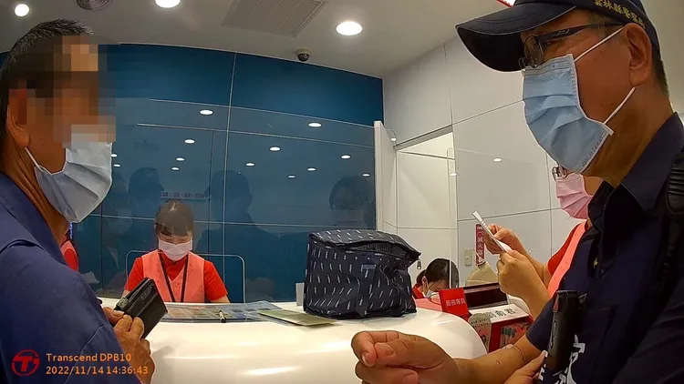 楊姓民眾(左)接到假檢察官與假警察來電，稱帳戶涉洗錢須配合調查並匯款保管，才不會被列共犯法辦。警方提供