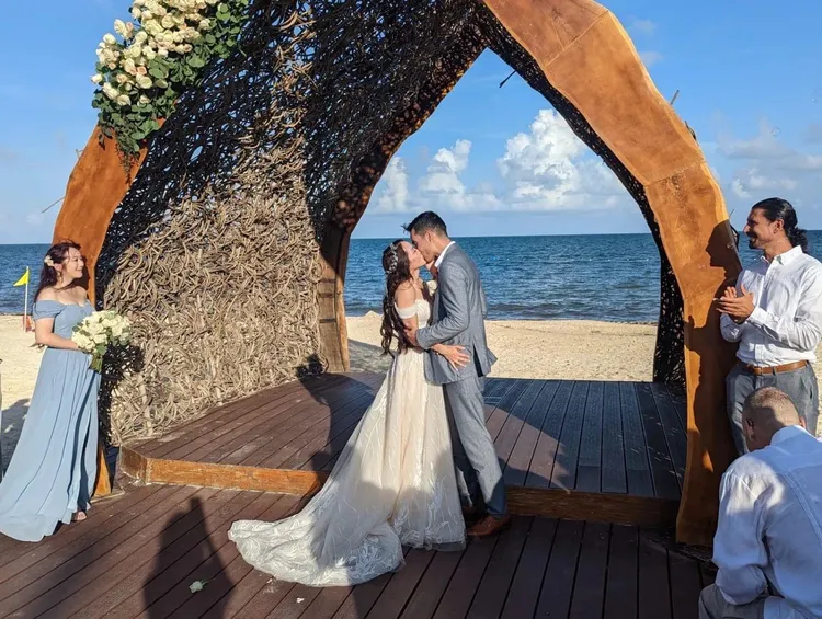 Ivy（左二）與新婚老公Armando在海灘舉辦婚禮。翻攝Janet臉書