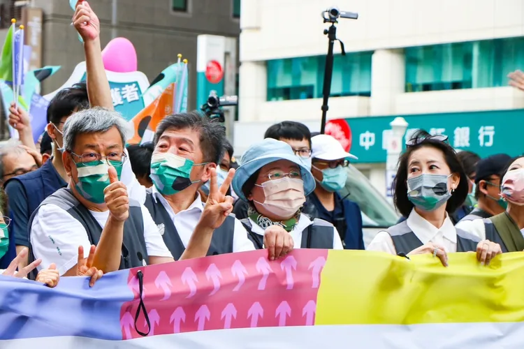 陳時中老婆孫琬玲（右2)愛相隨，一路緊貼老公身旁。賴昀岫攝