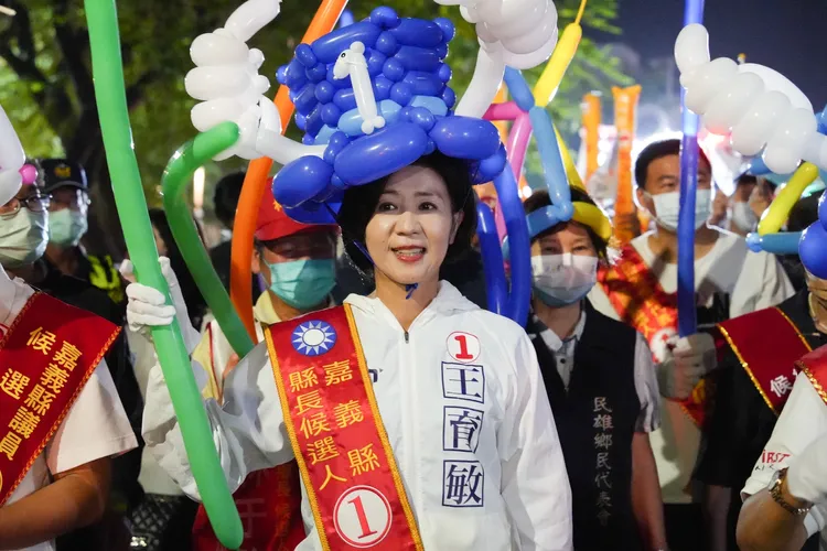 王育敏也開心地向鄉親比讚，拜託大家明天一定要去投票一起改變嘉義。王育敏團隊提供