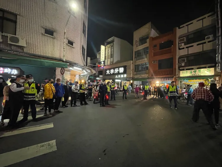 王育敏踩街結束前，恰好遇到民進黨籍民雄鄉長候選人的踩街車隊交會，雙方支持者各自揮舞候選人的旗幟大聲為支持的候選人加油。王育敏團隊提供