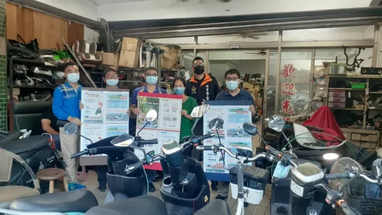 花蓮警方用五國語言向移工宣導新制法規。警方提供