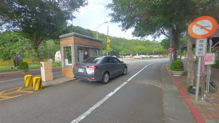 校方指鄉公所要求警衛亭後退約200公尺，認為影響安全和防疫。楊永盛攝