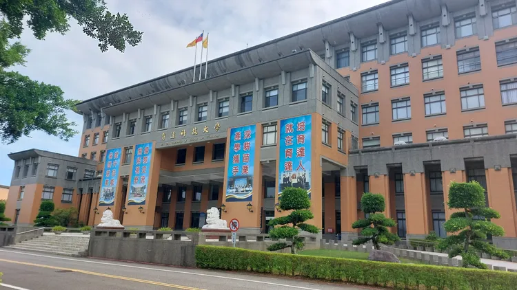 育達科技大學當年為敦親睦鄰，捐地開闢學府路。楊永盛攝