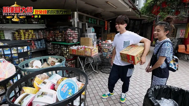 南投中寮石龍宮提供香客各種泡麵免費食用。翻攝自蔡阿嘎YouTube