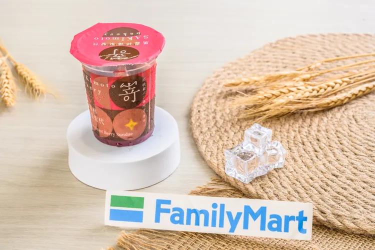 「SAKImoto黑森林莓果聖代」售價69元。業者提供