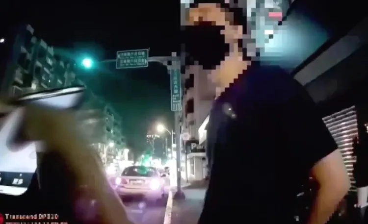 警方將謝男攔下，他卻謊報身分。翻攝畫面