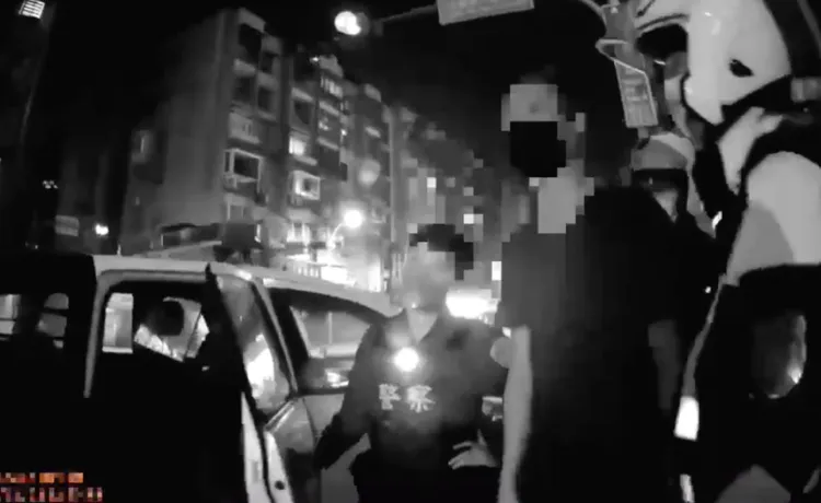警方覺得有異，先將他帶返派出所。翻攝畫面
