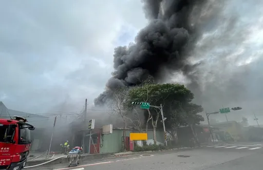 板橋彈簧床工廠起火濃煙竄天　全面燃燒警消馳援搶救