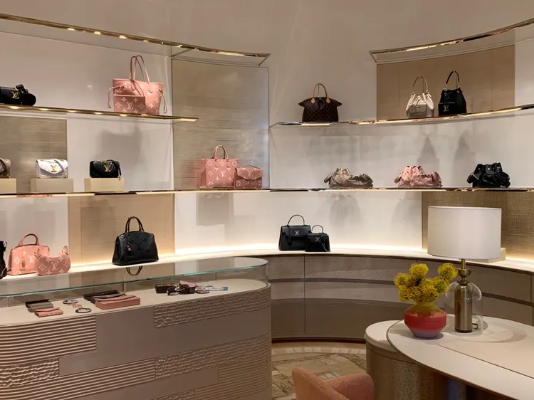 許多女性喜愛的國際精品LV，在下周四登場的漢神百貨周年慶祭出首四日消費每滿2萬送1000元的優惠。圖為LV在漢神巨蛋櫃位區。資料照片