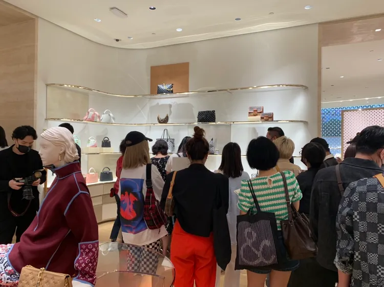 許多女性喜愛的國際精品LV，在下周四登場的漢神百貨周年慶祭出首四日消費每滿2萬送1000元的優惠。圖為LV在漢神巨蛋櫃位區。資料照片