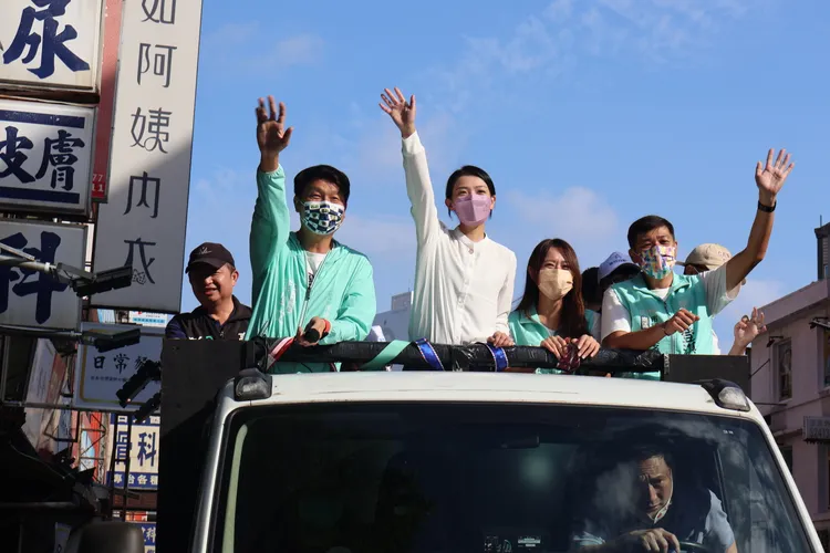 高虹安昨天（28日）謝票行程因會議耽擱順延，今天（29日）展開南區、西區、香山區謝票行程。黃羿馨攝