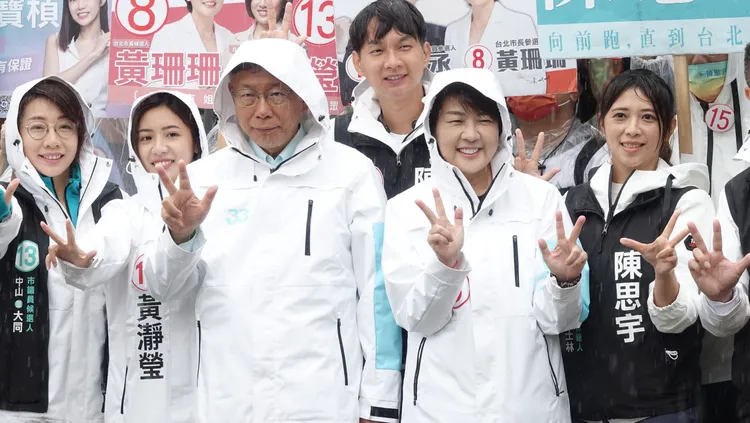 台北市長柯文哲陪同黃珊珊、民眾黨小雞車掃。莊宗達攝