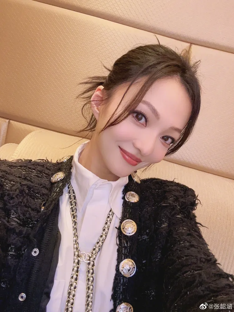 助理買錯睫毛膠，害得張韶涵差點卸不掉假睫毛。翻攝張韶涵微博