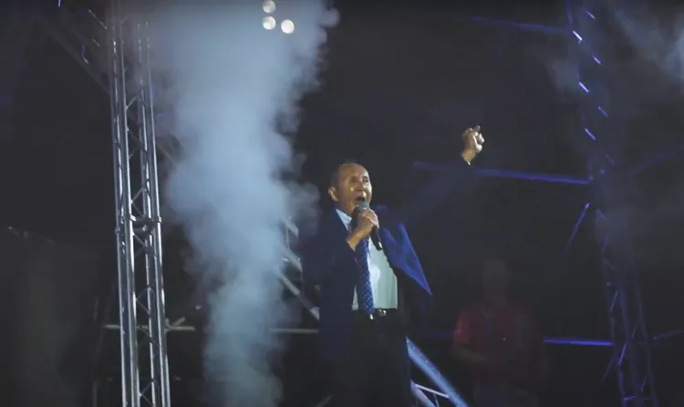 林義豐砸錢舉辦CRAZY FRIDAY派對，舞台上現身接受年輕人歡呼。翻攝林義豐YT