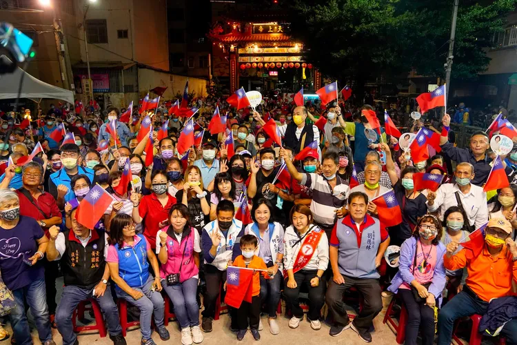 柯志恩15日晚上在鳳山北極殿廟口開講，吸引不少支持者湧入。柯辦提供