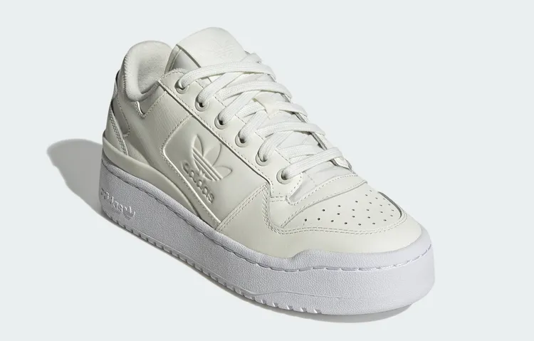 Forum Bold白色厚底女鞋，3890元。品牌提供