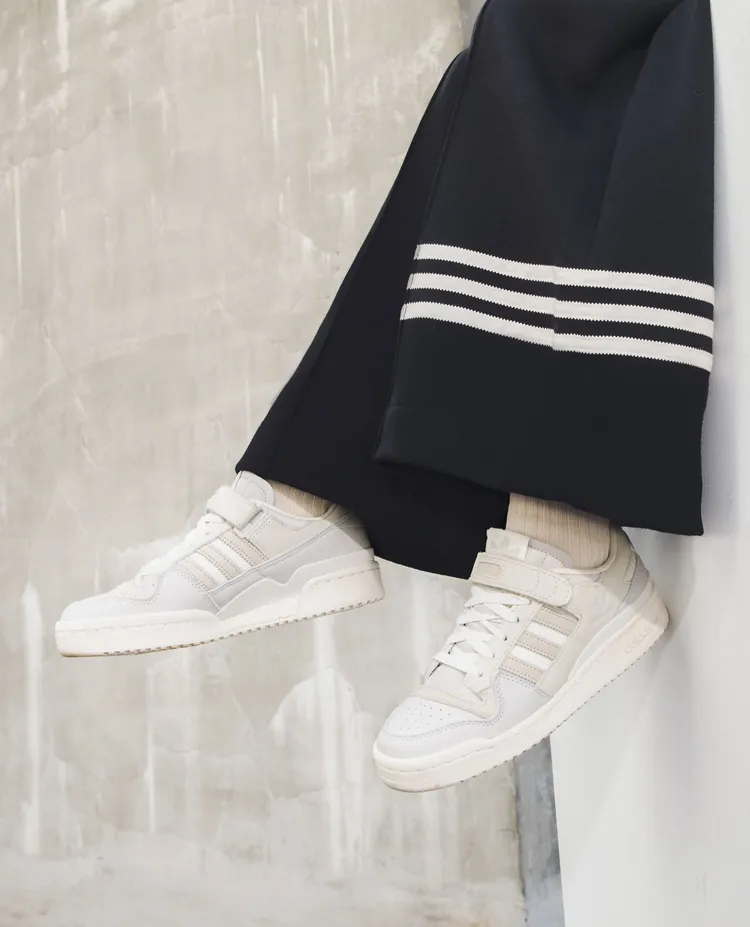 Forum 84米白搭奶茶配色女鞋，3690元。品牌提供