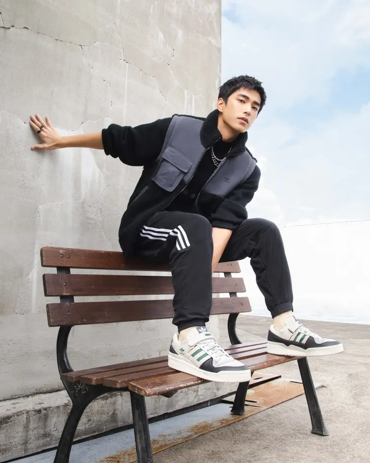 曾敬驊以工裝背心造型搭襯adidas Originals Forum 84鞋款，洋溢年輕氣息。品牌提供