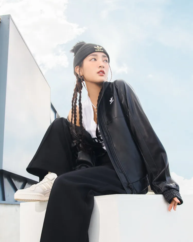 王淨以背心搭皮外套，腳踩adidas Originals Forum 84新鞋，展現隨興態度。品牌提供