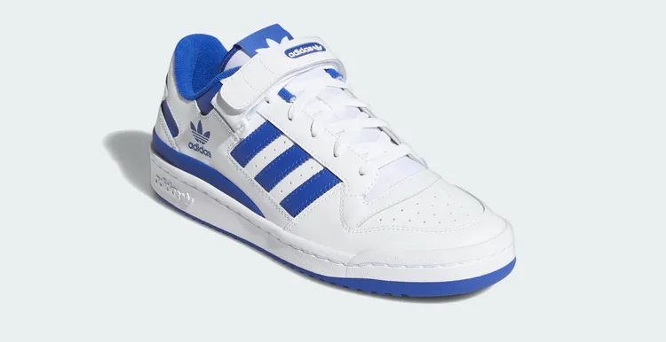 Forum藍白配色女鞋，3690元。品牌提供