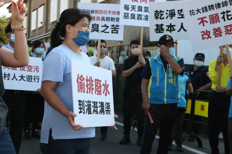 近百民眾在同益工廠外抗議。彰化縣議員賴澤民提供