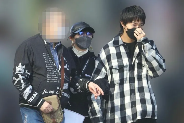 岡田奈奈（中）不避諱在爸爸面前緊挽男友豬地廣樹（右）。翻攝《週刊文春》