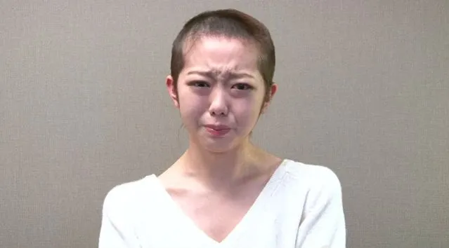 峯岸南2013年20歲時和男團成員傳出過夜情，她大動作剃平頭謝罪。翻攝YouTube