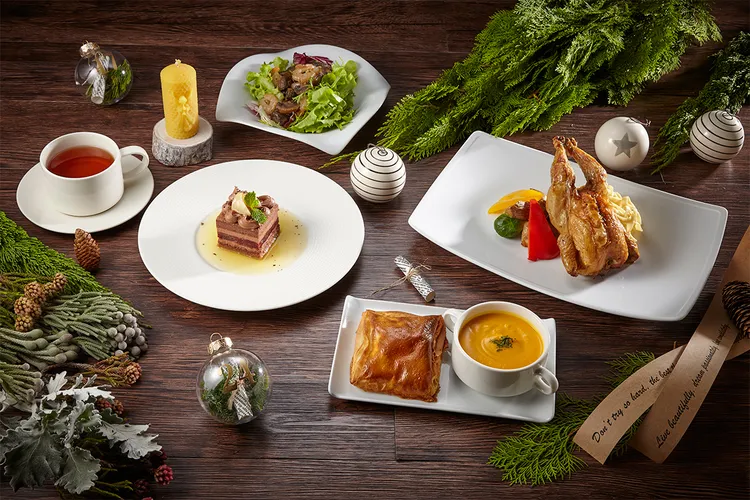 The Chapter Café餐廳提供可任選四款精選海陸主菜的「時光耶誕跨年套餐」，每套1,080元+10%起。業者提供