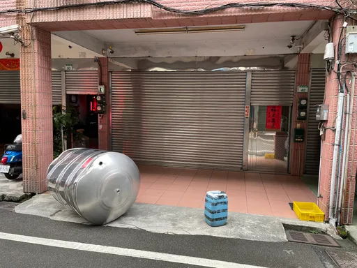 大風吹落水塔砸到路過車 桃園警速抵處置排除